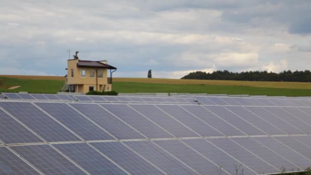 La luz del sol brilla en los paneles solares en el campo - Stock Video — Vídeos de Stock