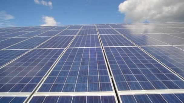 Paneles solares utilizados para generar electricidad a partir de la luz solar contra las nubes y el cielo - Stock Video — Vídeos de Stock