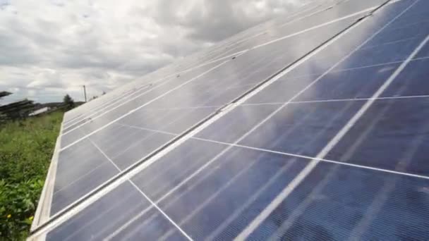 Солнечные панели, используемые для выработки электроэнергии из солнечного света против облаков и неба - Stock Video — стоковое видео