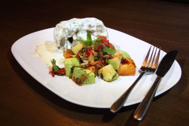 Çanak inek kuyruk, güzel bir tabakta sebze ve beyaz sos ile ortaya konulan imal edilir.