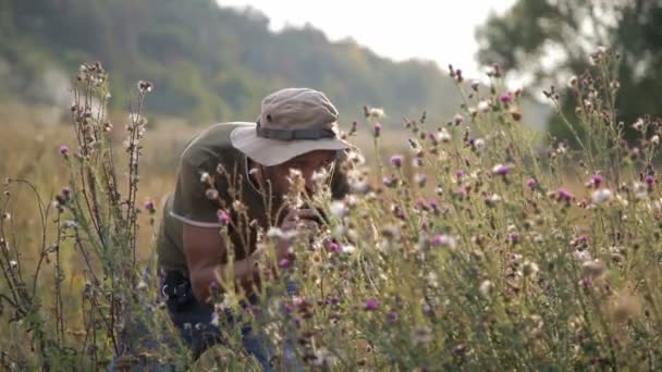 Tournage de photographie masculine dans un cadre magnifique en plein air . — Video