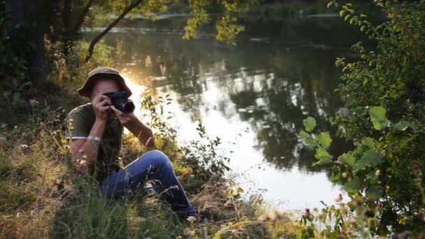 男性の写真の美しい野外セットで撮影. — ストック動画
