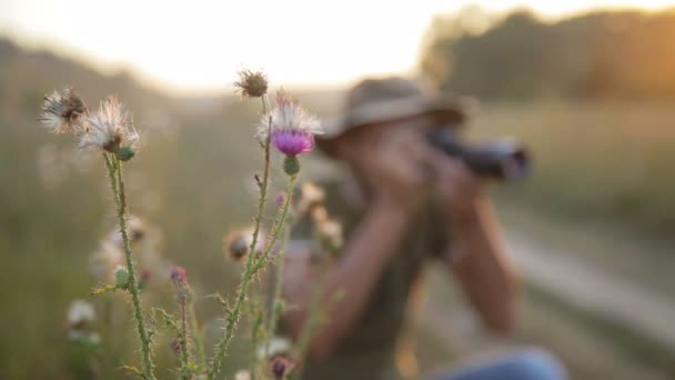 Mannelijke fotografie schieten in een prachtige omgeving voor buiten. — Stockvideo