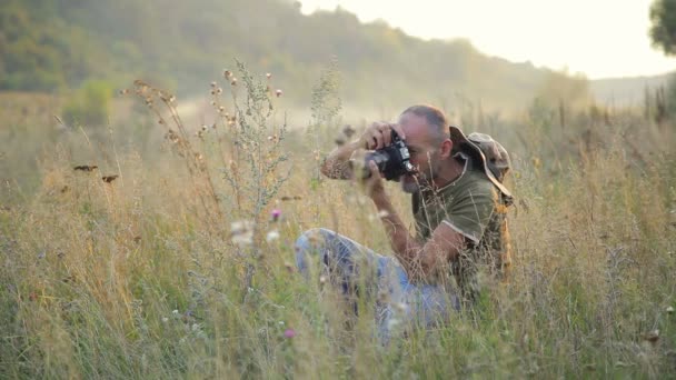 Зйомки чоловічої фотографії в красивій відкритій обстановці . — стокове відео