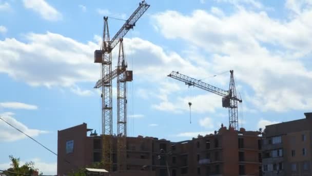 Grúa de trabajo en la construcción de la casa . — Vídeos de Stock