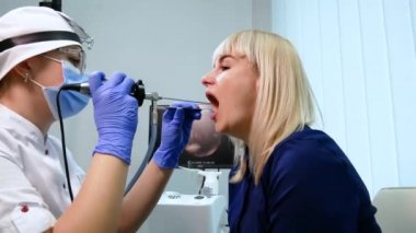 VINNYTSYA, UKRAINE - 4 Kasım 2020: gırtlak ve gırtlağın endoskopik muayenesi. ENT, otolaringolojide endoskopi ve manipülasyonlar için Mega Medikal NET-1100 aygıtını birleştirir.