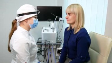 VINNYTSYA, UKRAINE - 4 Kasım 2020: burun endoskopik muayenesi. Otolaryngologist 'in aleti. Endoskopi ve otolarengolojide manipülasyon için bir cihaz. Editör görüntüleri.