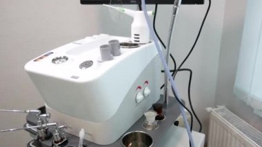 VINNYTSYA, UKRAINE - 4 Kasım 2020: Otolaryngologist 'in aracı. Gırtlak ve gırtlağın endoskopik muayenesi. ENT, otolaringolojide endoskopi ve manipülasyonlar için Mega Medikal NET-1100 aygıtını birleştirir