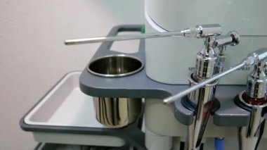 VINNYTSYA, UKRAINE - 4 Kasım 2020: Otolaryngologist 'in aracı. Gırtlak ve gırtlağın endoskopik muayenesi. ENT, otolaringolojide endoskopi ve manipülasyonlar için Mega Medikal NET-1100 aygıtını birleştirir