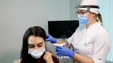 VINNYTSYA, UKRAINE - 4 Kasım 2020: kulak tıkacı yıkama. Kulağın endoskopik muayenesi. Otolaryngologist 'in aleti. ENT, otolaringolojide endoskopi ve manipülasyonlar için Mega Medikal NET-1100 aygıtını birleştirir
