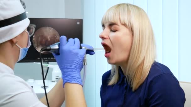 Vinnytsya Ukraine Kasım 2020 Gırtlak Gırtlağın Endoskopik Muayenesi Otolaryngologist Aleti — Stok video