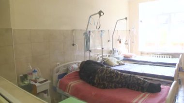 Covid departmanı hastanede. Hastaların yoğun olduğu bir hastanenin bulaşıcı hastalıklar bölümü.