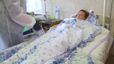 VINNYTSYA, UKRAINE - 20 HAZİRAN 2020: Hastaların yoğun olduğu bir hastanenin bulaşıcı hastalıklar bölümü. Editör görüntüleri.