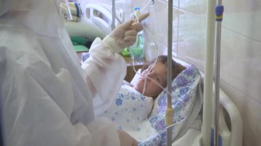 VINNYTSYA, UKRAINE - 20 HAZİRAN 2020: Hastaların yoğun olduğu bir hastanenin bulaşıcı hastalıklar bölümü. Editör görüntüleri.