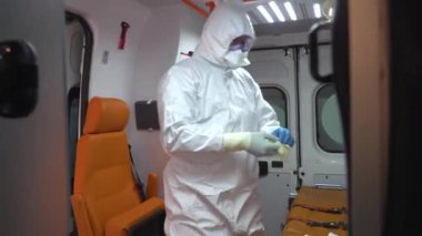 Ambülans arabasındaki doktorlar covid 'den korunuyor..