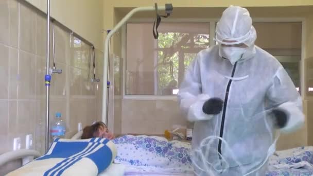 Vinnytsya Ukraine July 2020 科维德医院 一家医院的传染病科 病人都是软弱无力的 编辑录像 — 图库视频影像