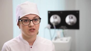 Doktor ENT cihazından söz ediyor. Otolaryngologist 'in aleti. ENT, otolaringolojide endoskopi ve manipülasyonlar için Mega Medikal NET-1100 aygıtını birleştirir.