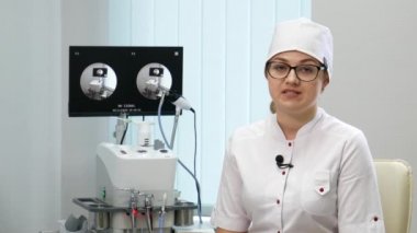 Doktor ENT cihazından söz ediyor. Otolaryngologist 'in aleti. ENT, otolaringolojide endoskopi ve manipülasyonlar için Mega Medikal NET-1100 aygıtını birleştirir.