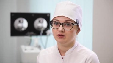 Doktor ENT cihazından söz ediyor. Otolaryngologist 'in aleti. ENT, otolaringolojide endoskopi ve manipülasyonlar için Mega Medikal NET-1100 aygıtını birleştirir.