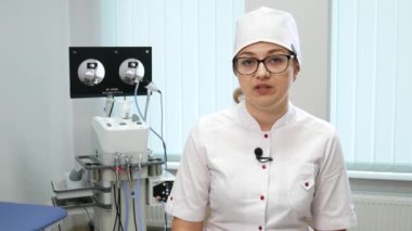 Doktor ENT cihazından söz ediyor. Bölüm 3. ENT, otolaringolojide endoskopi ve manipülasyonlar için Mega Medikal NET-1100 aygıtını birleştirir. Üst üste üç bölümden Ukraynaca ses içeren video.