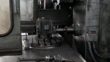 VINNYTSIA, UKRAINE - 16 Şubat 2021: eski fabrika ve modası geçmiş ekipmanlar. Yakıt pompası üretimi. Eski fabrikadaki çilingirler ve çeviriciler.. 