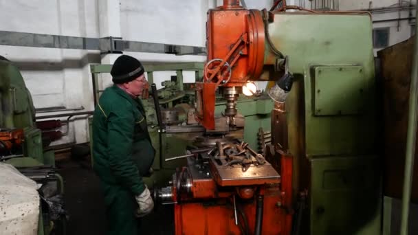 Vinnytsia Ukraine 2021年2月16日 古い工場や古い機器 燃料ポンプ製造 古い工場のロックスミスとターナー — ストック動画