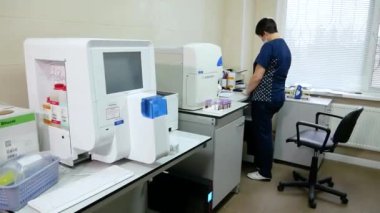 VINNYTSYA, UKRAINE - 4 Mart 2021: COVID-19 araştırma laboratuvarı. Koronavirüs araştırması için laboratuvar ekipmanları. COVID-19 TEST DEVICE - editör görüntüleri