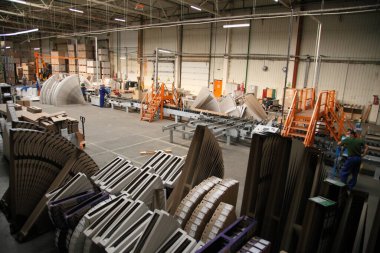 VINNITSA, UKRAINE - 26 Şubat 2018: laminat üretimi için endüstriyel ekipman. Kaplamalı döşeme. Lastik üretim fabrikası..