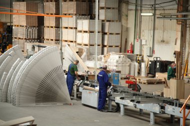 VINNITSA, UKRAINE - 26 Şubat 2018: laminat üretimi için endüstriyel ekipman. Kaplamalı döşeme. Lastik üretim fabrikası..