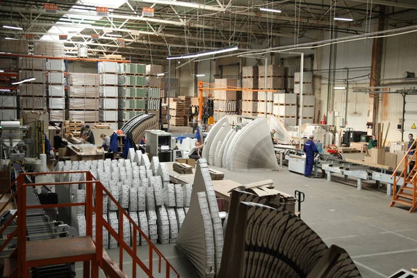 VINNITSA, UKRAINE - 26 Şubat 2018: laminat üretimi için endüstriyel ekipman. Kaplamalı döşeme. Lastik üretim fabrikası..