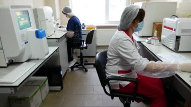 VINNYTSYA, UKRAINE - 4 Mart 2021: COVID-19 araştırma laboratuvarı. Koronavirüs araştırması için laboratuvar ekipmanları. COVID-19 Sınav DEVICE - Editör Görüntüleri