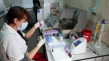 VINNYTSYA, UKRAINE - 4 Mart 2021: COVID-19 araştırma laboratuvarı. Koronavirüs araştırması için laboratuvar ekipmanları. COVID-19 Sınav DEVICE - Editör Görüntüleri