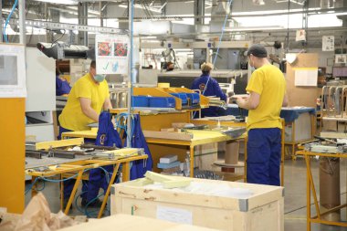 VINNYTSYA, UKRAINE - 1 Mart 2021: Perakende için dondurucu üretimi. Soğutma ekipmanı üretimi.