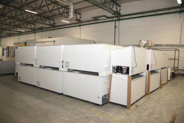 VINNYTSYA, UKRAINE - 1 Mart 2021: Perakende için dondurucu üretimi. Soğutma ekipmanı üretimi.