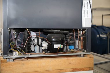 VINNYTSYA, UKRAINE - 1 Mart 2021: Perakende için dondurucu üretimi. Soğutma ekipmanı üretimi.