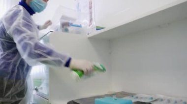 VINNYTSYA, UKRAINE - 24 Mart 2021: Astrazeneca Covishield aşısı ile doktorların aşılanması. Covishield aşısı ile Covid-19 'a karşı bağışıklık kazanan doktorlar.