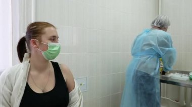 VINNYTSYA, UKRAINE - 26 Mart 2021: Hintli aşı Astrazeneca Covishield. Hint aşısı Astrazeneca Covishield ile Covid-19 'a karşı bağışıklık..