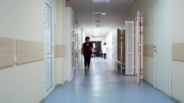 Vinnytsya Ukraine Mart 2021 Hastane Koridoru Doktor Üniformalı Biri Hastane — Stok video