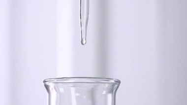 Pipetten bir damla düşer. Biyolojik laboratuvar. İlaç üretimi.