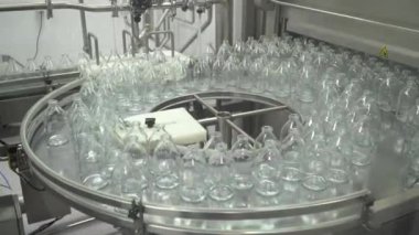 Eczacılık üretim hattı. Tıbbi ürünlerin üretimi. İlaç üretimi.. 