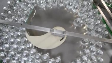 Eczacılık üretim hattı. Tıbbi ürünlerin üretimi. İlaç üretimi.. 