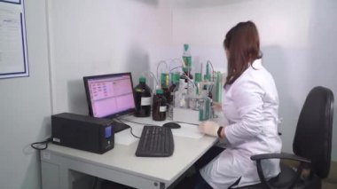 KYIV, UKRAINE - 7 Nisan 2021 Eczacılık Fabrikası. Eczacılık üretim hattı. Tıbbi ürünlerin üretimi - editoryal görüntüler