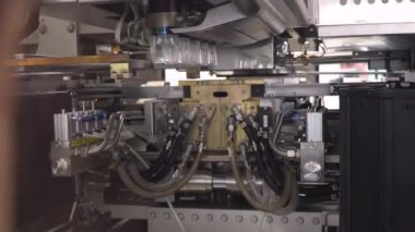 KYIV, UKRAINE - 7 Nisan 2021 Eczacılık Fabrikası. Eczacılık üretim hattı. Tıbbi ürünlerin üretimi. 