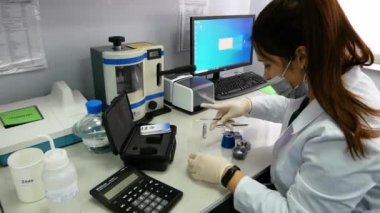 KYIV, UKRAINE - 1 Nisan 2020 Eczacılık Fabrikası. Eczacılık üretim hattı. Tıbbi ürünlerin üretimi - editoryal görüntüler