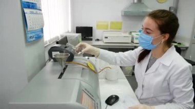 KYIV, UKRAINE - 7 Nisan 2021 Eczacılık Fabrikası. Eczacılık üretim hattı. Tıbbi ürünlerin üretimi - editoryal görüntüler