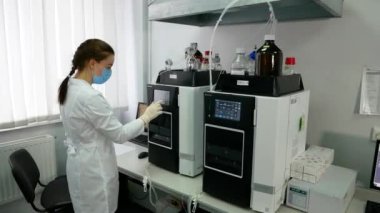 KYIV, UKRAINE - 7 Nisan 2021 Eczacılık Fabrikası. Eczacılık üretim hattı. Tıbbi ürünlerin üretimi - editoryal görüntüler