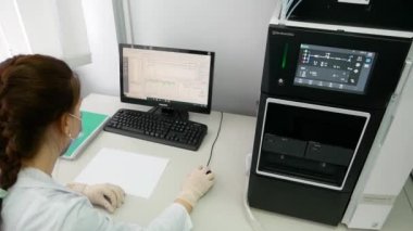 KYIV, UKRAINE - 7 Nisan 2021 Eczacılık Fabrikası. Eczacılık üretim hattı. Tıbbi ürünlerin üretimi - editoryal görüntüler