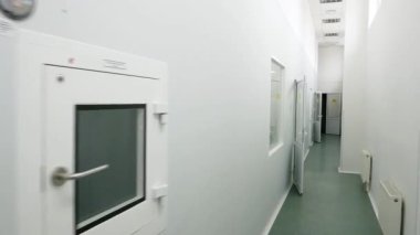 KYIV, UKRAINE - 7 Nisan 2021 Eczacılık Fabrikası. Eczacılık üretim hattı. Tıbbi ürünlerin üretimi - editoryal görüntüler 