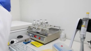 KYIV, UKRAINE - 7 Nisan 2021 Eczacılık Fabrikası. Eczacılık üretim hattı. Tıbbi ürünlerin üretimi - editoryal görüntüler 