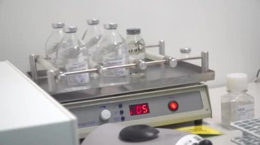 İlaç imalat fabrikası. Eczacılık üretim hattı. Tıbbi ürünlerin üretimi. 